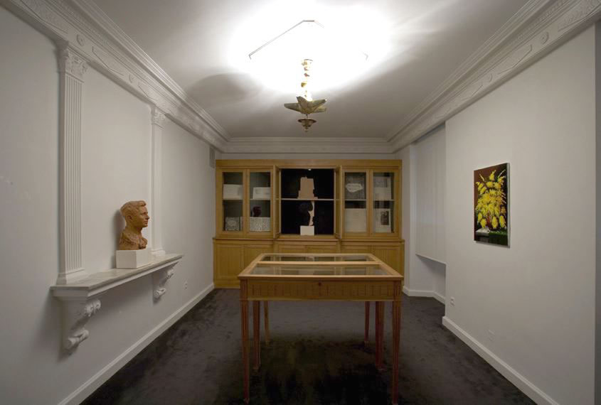 Pierre André Benoir guarda una pittura commerciale, 2005