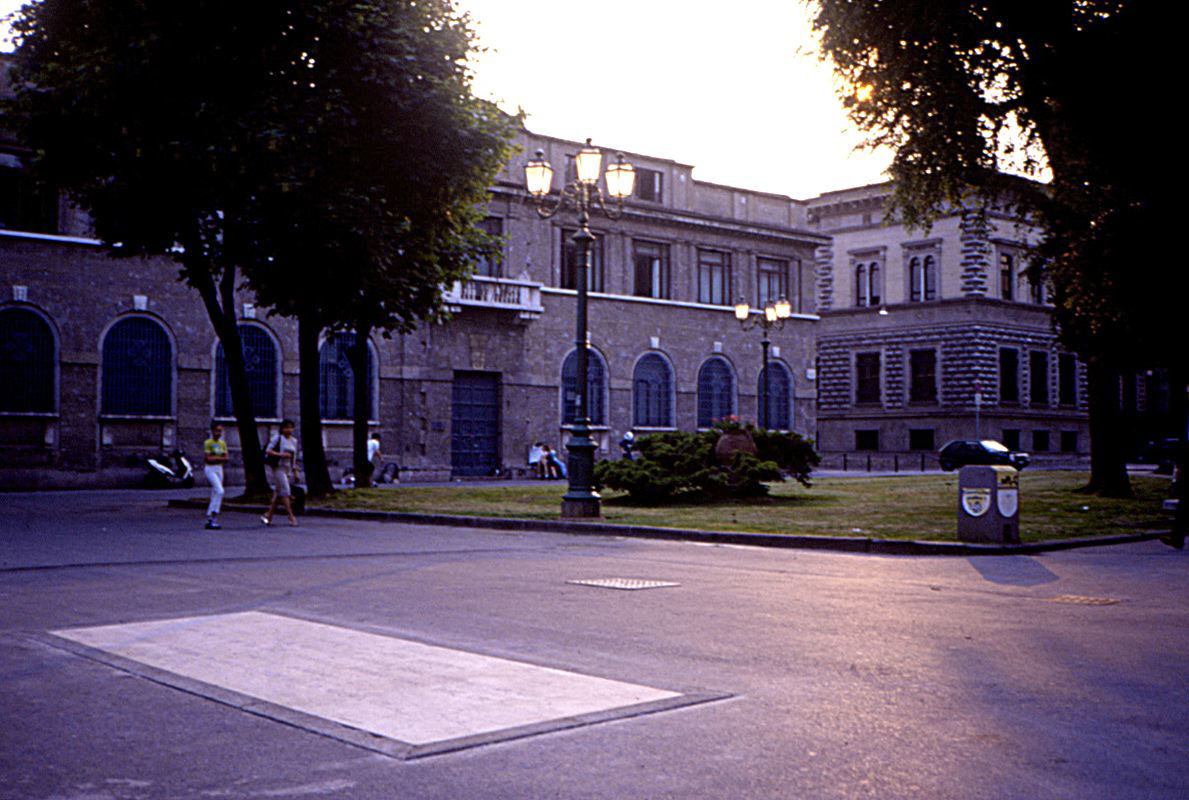 L’opera è dedicata a lui e ai nati oggi in questa città, 1998/2000