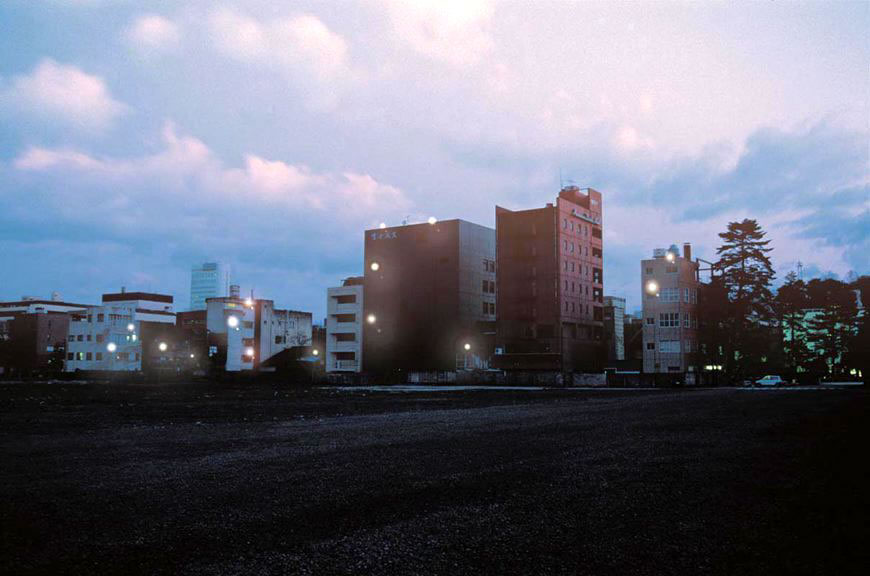Per gli abitanti delle case, 2002