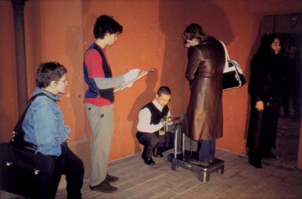 Consistence. Misurazione del peso dei visitatori di una mostra, 2000