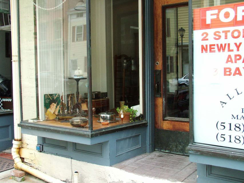 Too much: Shop, 2004