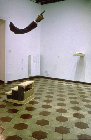 Bacia la mano che non puoi tagliare, 1993